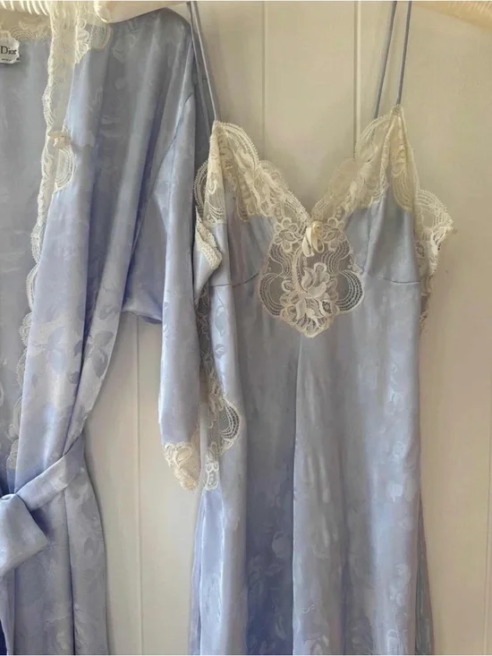 Vintage Christian Dior blue lace nightgown and robe set - Picture 3 of 5
